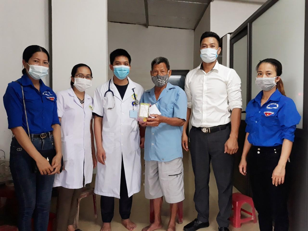 Các cấp bộ Đoàn trong toàn tỉnh đã huy động nguồn lực sửa chữa 25 nhà tình nghĩa, nhà nhân ái; trao tặng hơn 1.800 suất quà với tổng giá hơn 1 tỷ đồng. Cùng với đó, nhiều đoàn viên thanh niên, lực lượng y tế đã đến khám và cấp thuốc cho hơn 700 đối tượng chính sách.