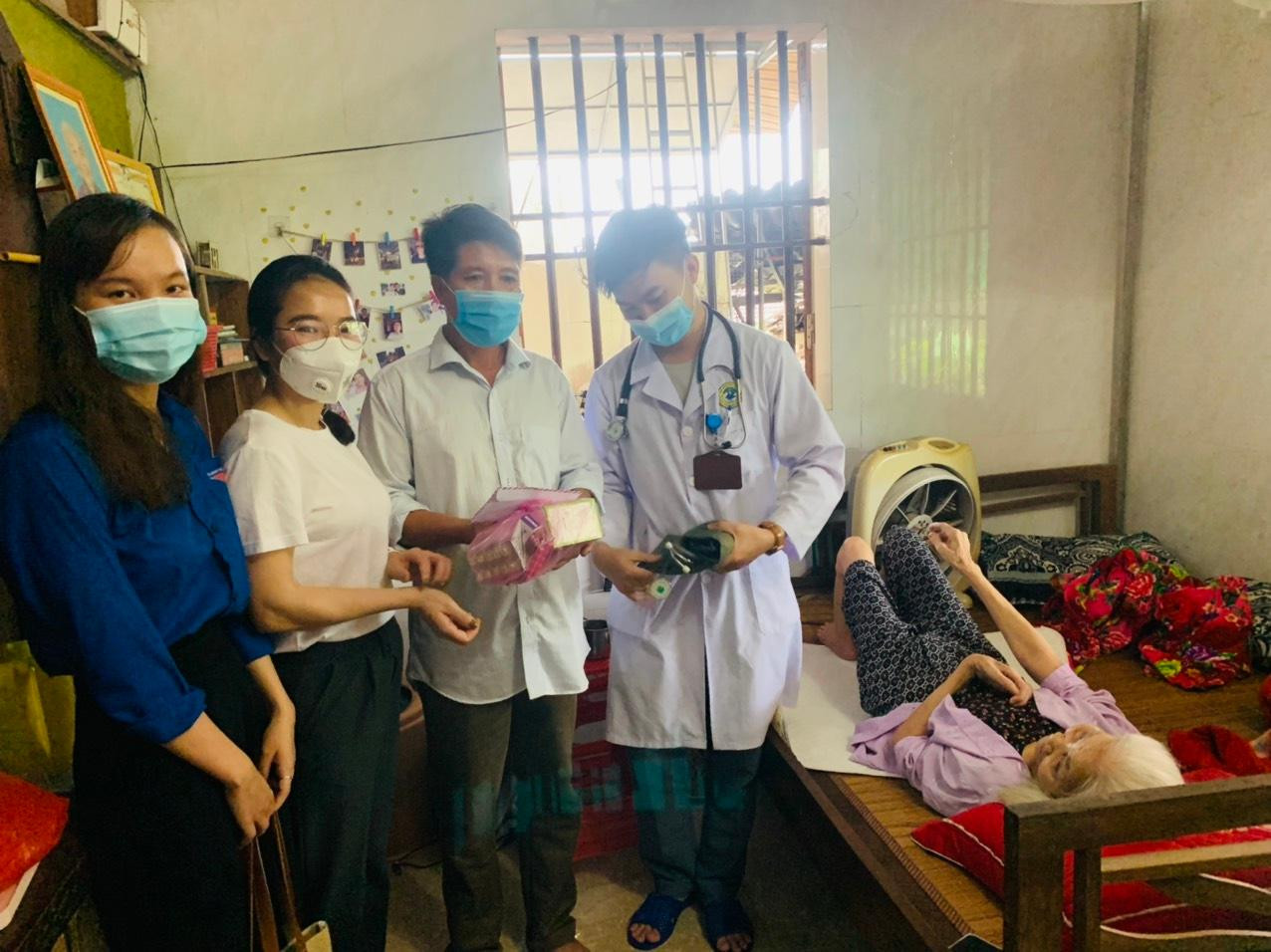 Những món quà tuy không lớn về mặt vật chất, nhưng chứa đựng tình cảm chân thành, bày tỏ lòng biết ơn thành kính, tôn vinh sự hy sinh của các anh hùng liệt sĩ của tuổi trẻ đối với các thế hệ đi trước đã anh dũng chiến đấu, hy sinh vì sự nghiệp giải phóng dân tộc.