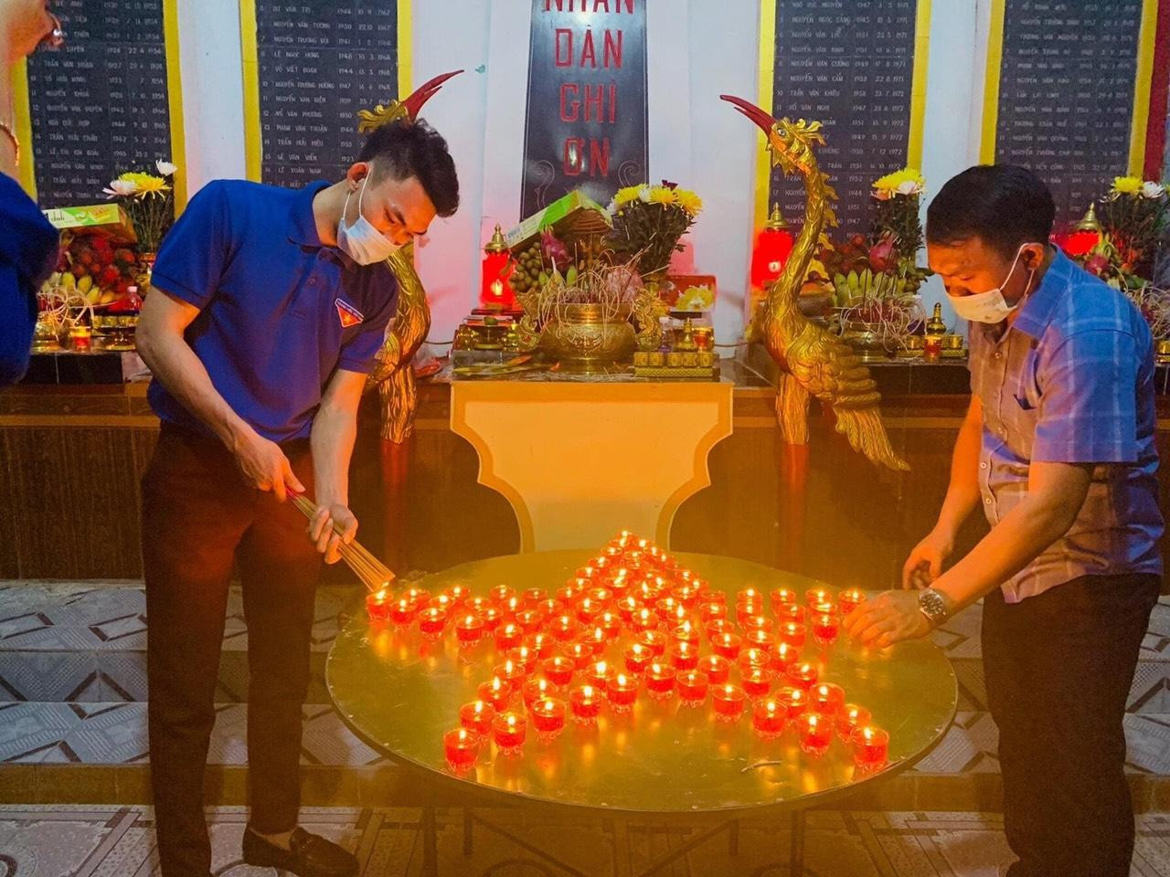 Tối 26/7, tuổi trẻ Hà Tĩnh đồng loạt thắp nến, dâng hương, dâng hoa tại các khu nghĩa trang liệt sỹ.