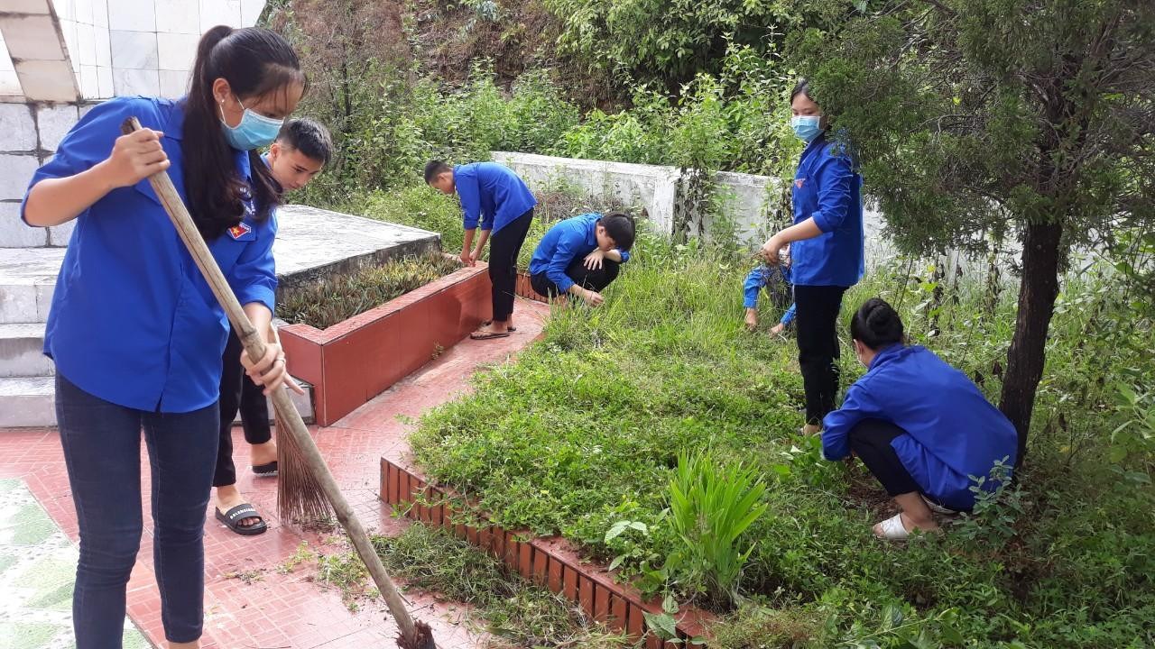 Tháng 7, tháng tri ân, những ngày qua lực lượng đoàn viên thanh niên Hà Tĩnh luôn có mặt tại các khu nghĩa trang, nhà bia tưởng niệm để dọn dẹp, chăm sóc, lắp đặt và thay mới 5.903 bông hoa sen tại các phần mộ liệt sỹ.