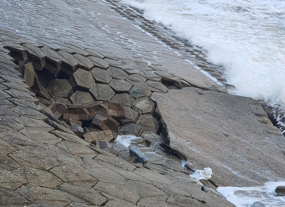 Một điểm bờ kè bị sóng đánh gây sập, sạt lở.