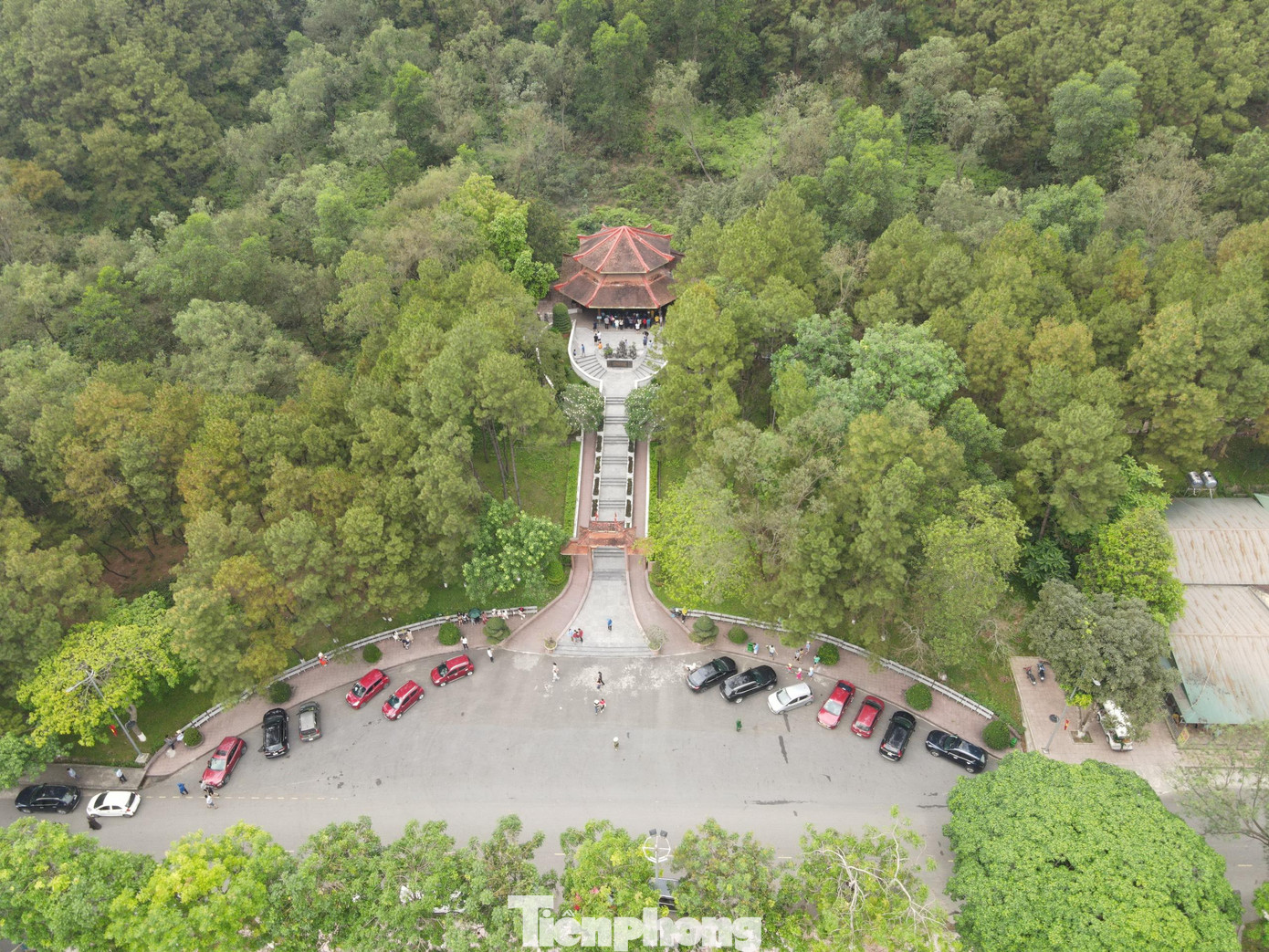 Sáng 30/4, đường về Ngã ba Đồng Lộc (huyện Can Lộc, tỉnh Hà Tĩnh) nhộn nhịp những đoàn xe. Từng dòng người nối tiếp nhau, tay cầm hoa cúc trắng, nén hương để dâng lên khu mộ 10 nữ thanh niên xung phong. Sáng 30/4, đường về Ngã ba Đồng Lộc (huyện Can Lộc, tỉnh Hà Tĩnh) nhộn nhịp những đoàn xe. Từng dòng người nối tiếp nhau, tay cầm hoa cúc trắng, nén hương để dâng lên khu mộ 10 nữ thanh niên xung phong.