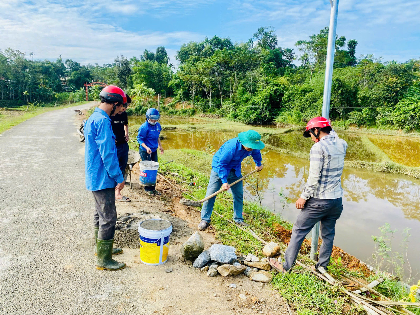 Mô hình hoàn thiện đã nâng tổng số đường điện thanh niên thắp sáng làng quê trên địa bàn xã lên đến 60km. Mô hình hoàn thiện đã nâng tổng số đường điện thanh niên thắp sáng làng quê trên địa bàn xã lên đến 60km.