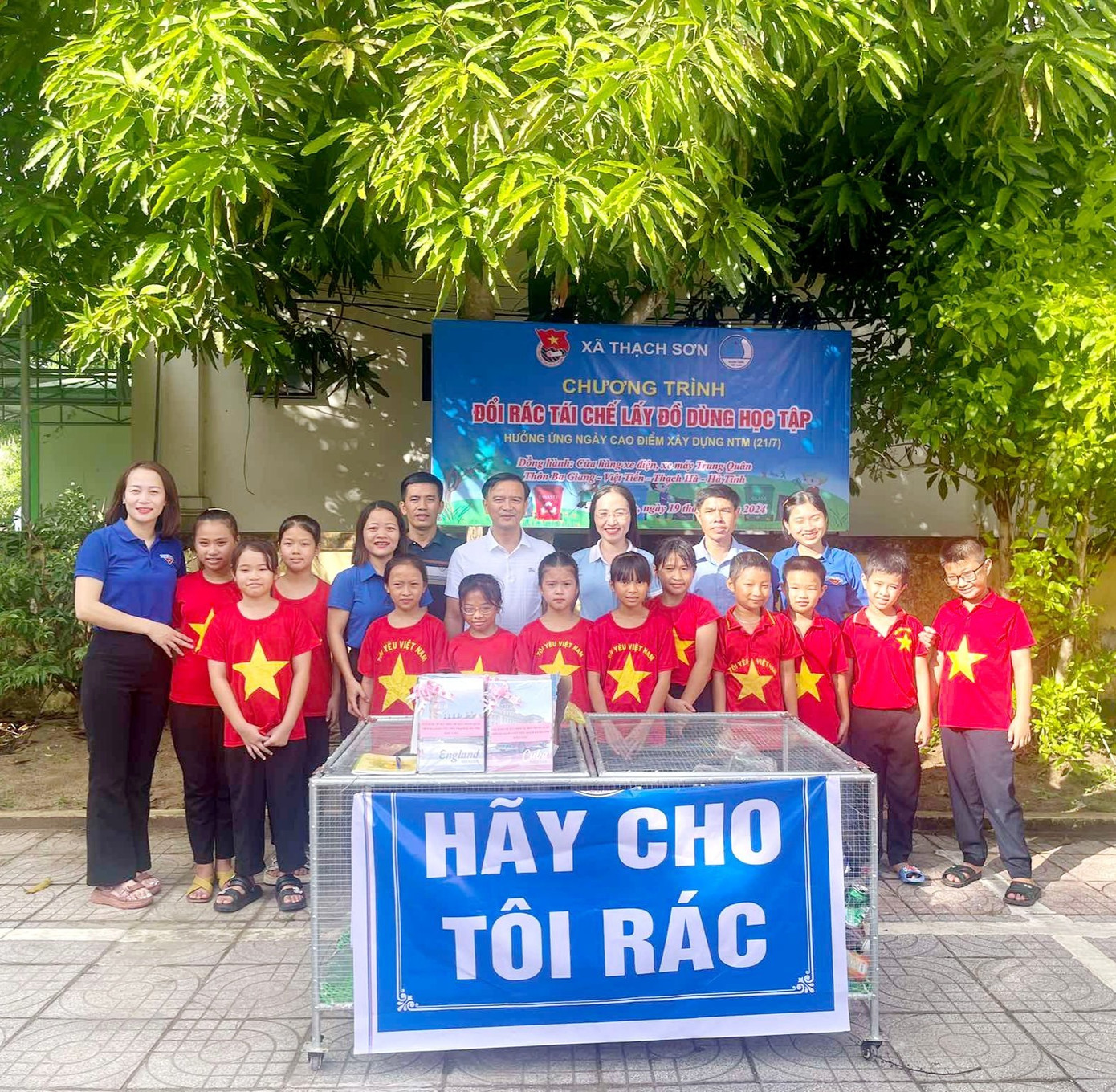 Một số ngôi nhà xanh thu gom rác thải nhựa được đặt tại các điểm trường học, thôn xóm. Chương trình nhận được sự hỗ trợ nhiệt tình từ các đơn vị, các bạn tình nguyện viên và đặc biệt đông đảo các bạn học sinh hưởng ứng tham gia.