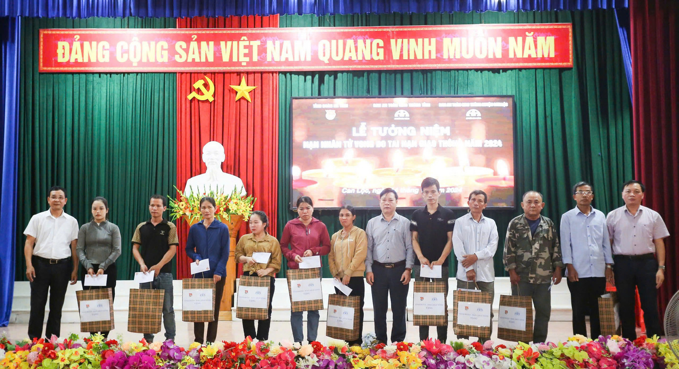 Tỉnh Đoàn phối hợp với ban an toàn giao thông tỉnh trao tặng 20 suất quà cho các nạn nhân và thân nhân gia đình các nạn nhân bị tử vong do tai nạn giao thông. Tỉnh Đoàn phối hợp với ban an toàn giao thông tỉnh trao tặng 20 suất quà cho các nạn nhân và thân nhân gia đình các nạn nhân bị tử vong do tai nạn giao thông.