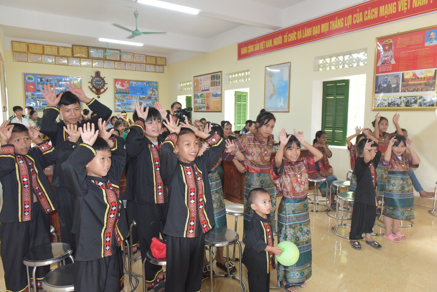 Hơn 20 em nhỏ dân tộc Chứt được giao lưu với chú Cuội, chị Hằng, xem múa lân.. Hơn 20 em nhỏ dân tộc Chứt được giao lưu với chú Cuội, chị Hằng, xem múa lân..