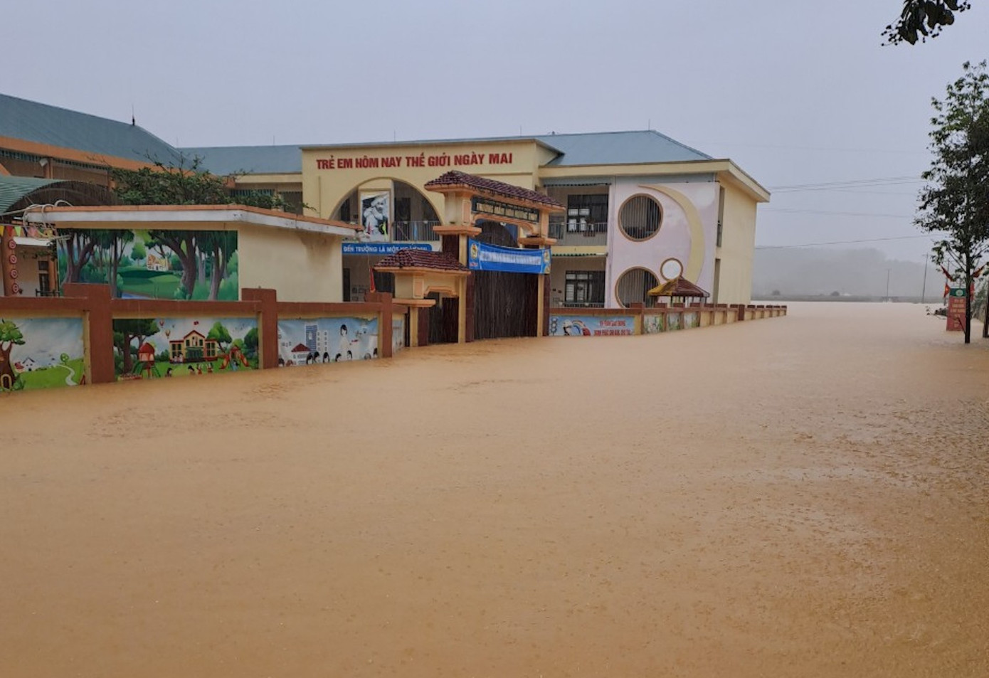 Trường Mầm non Hương Thuỷ ngập sâu.
