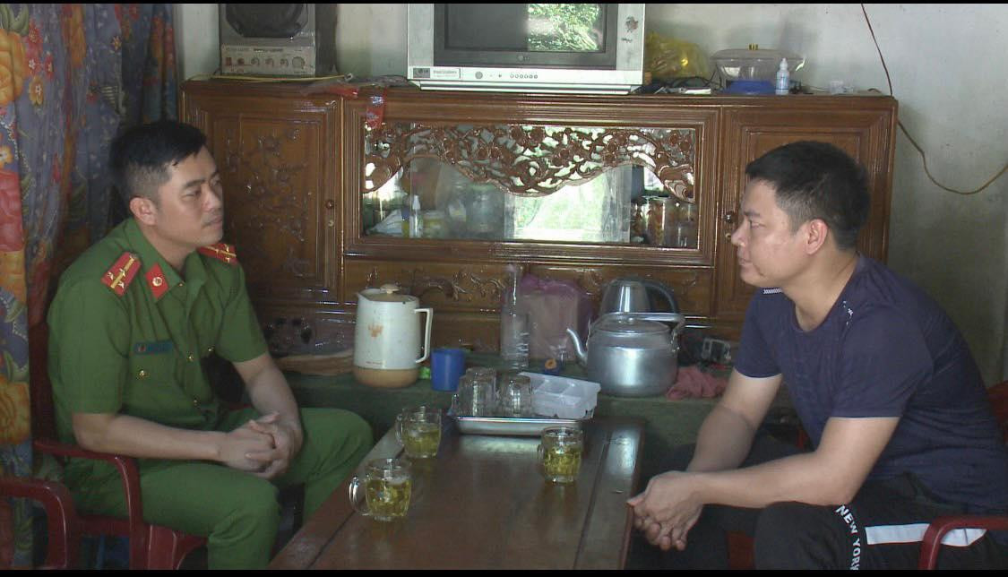 Cán bộ điều tra thăm hỏi, làm việc với gia đình nạn nhân. Cán bộ điều tra thăm hỏi, làm việc với gia đình nạn nhân.