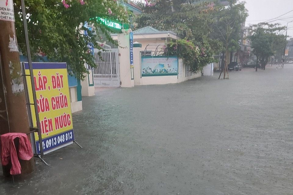 Một số đoạn đường tại khu vực cổng trường nước cũng ngập sâu.