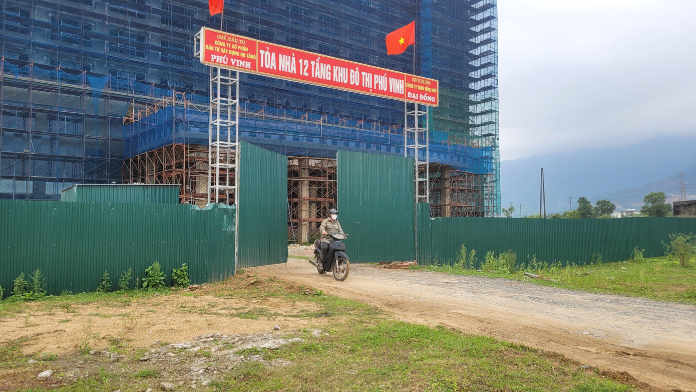 Theo quyết định phê duyệt, Khu Đô thị Phú Vinh sẽ hoàn thành dự án trong vòng 3 năm kể từ khi được bàn giao đất. Tuy nhiên, đến nay sau hơn 10 năm dự án mới chỉ hoàn thành phần thô của khách sạn 4 sao, các hạng mục khác cũng đều đang thực hiện dở dang, riêng 9 hạng mục tại khu đô thị chưa được đầu tư xây dựng. Trong ảnh toà nhà 12 tầng tại KĐT Phú Vinh đang được xây dựng.