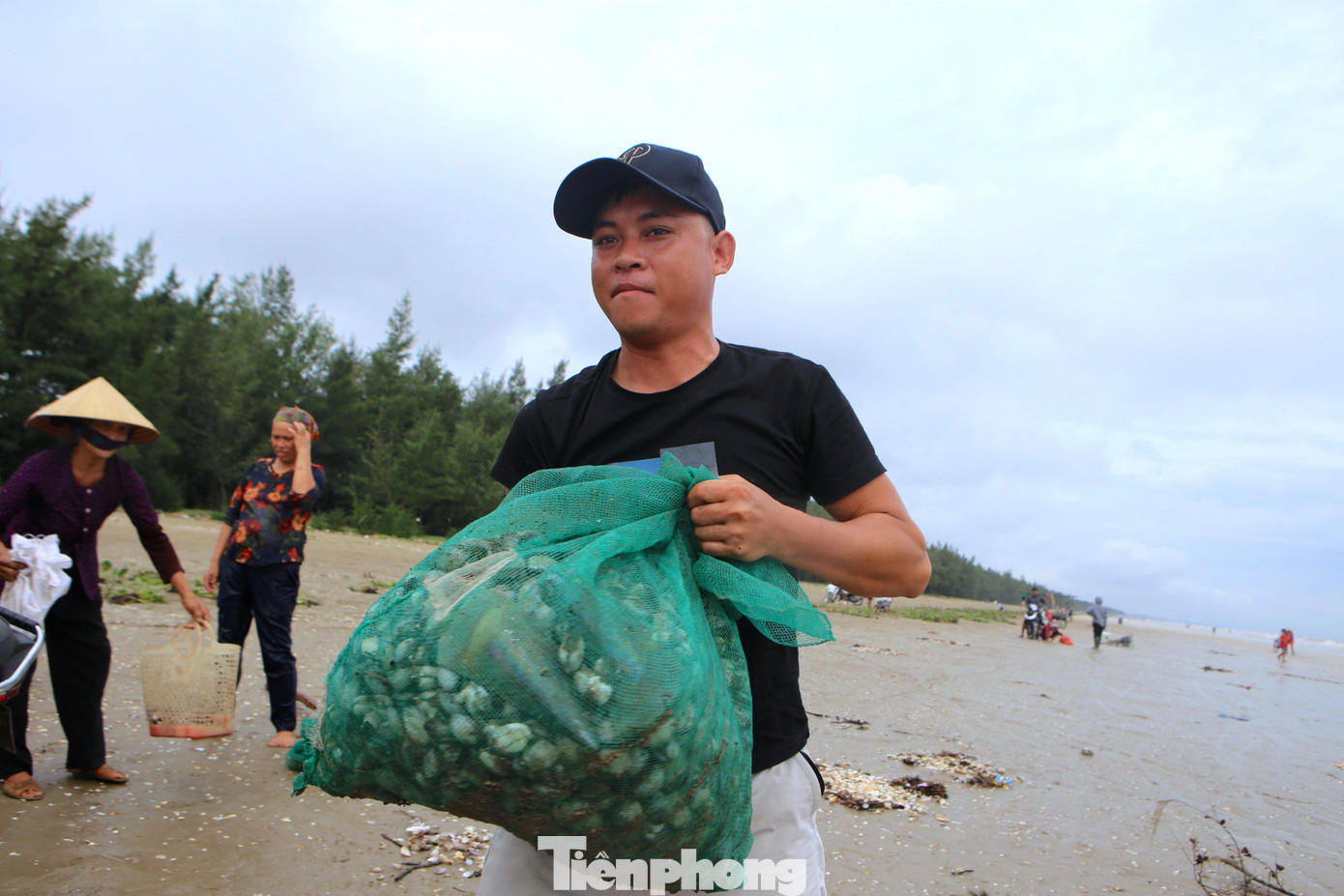 Sau khi vợt chỗ này xong, họ di chuyển xe máy đến vị trí khác để tiếp tục bắt sò.