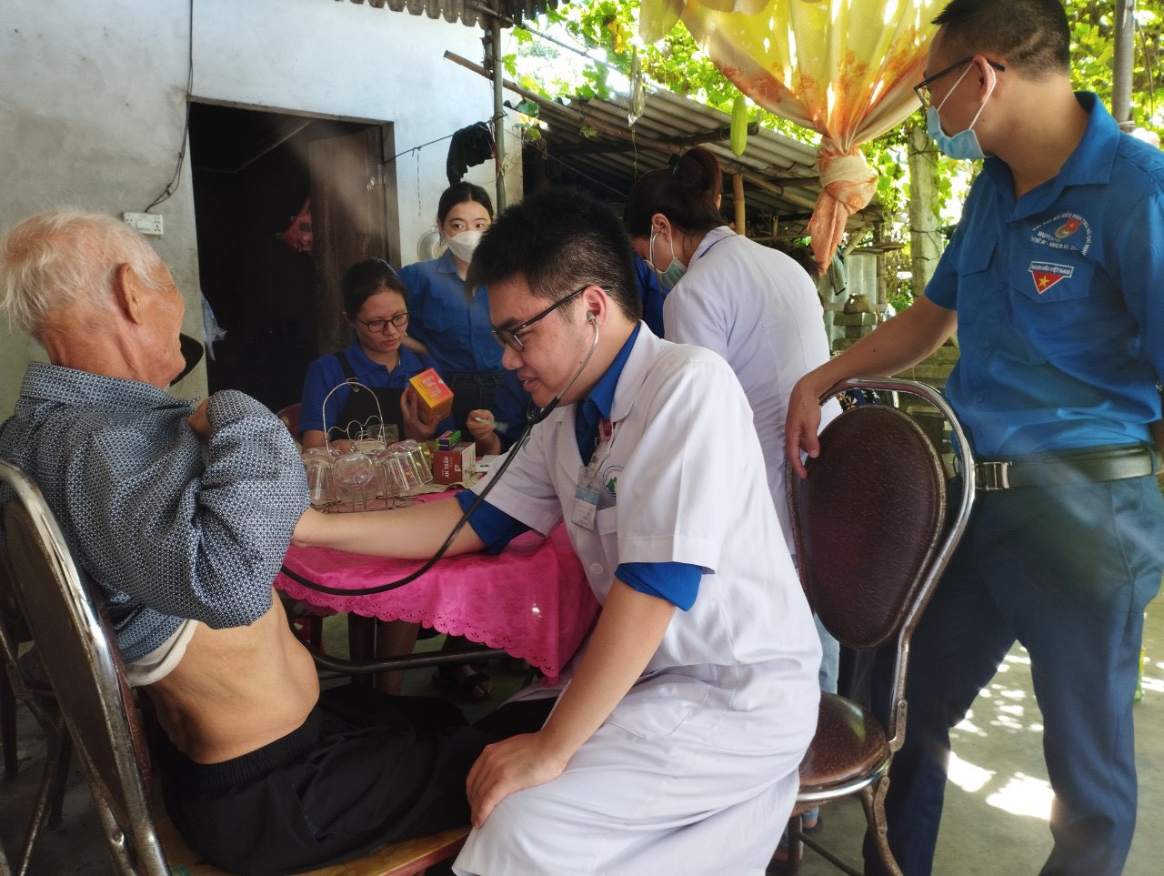 Trong ngày tuổi trẻ Hà Tĩnh đã thực hiện nhiều hoạt động khám, cấp thuốc miễn phí đối tượng chính sách. Cùng với đó trao hơn 1.000 suất quà cho các nhân chứng lịch sử, thân nhân anh hùng liệt sĩ, cựu TNXP... với tổng nguồn lực hơn 2 tỷ đồng. Trong ngày tuổi trẻ Hà Tĩnh đã thực hiện nhiều hoạt động khám, cấp thuốc miễn phí đối tượng chính sách. Cùng với đó trao hơn 1.000 suất quà cho các nhân chứng lịch sử, thân nhân anh hùng liệt sĩ, cựu TNXP... với tổng nguồn lực hơn 2 tỷ đồng.