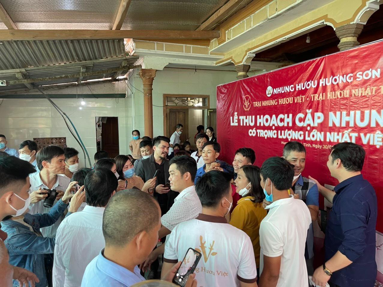 Hay tin chủ nhân cắt cặp nhung “khủng” nhất từ trước đến nay tại Hà Tĩnh, hàng trăm người đã kéo tới nhà ông Bùi Văn Lợi (SN 1955, trú tại thị trấn Tây Sơn, huyện Hương Sơn, Hà Tĩnh) để xem.