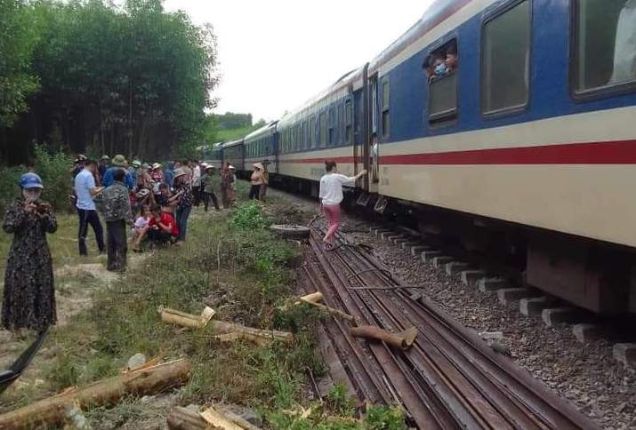 Vụ tai nạn khiến hành trình của tàu khách bị chậm hơn 2 giờ đồng hồ để khắc phục sự cố.