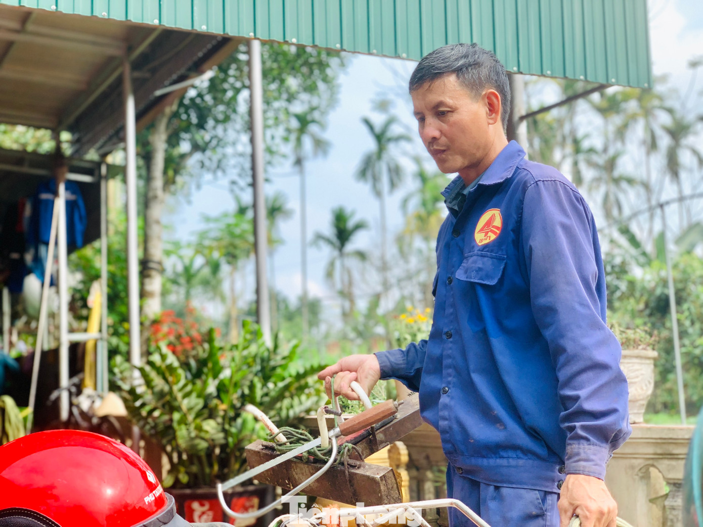 Mỗi năm, hươu chỉ cho một lần lộc nhung nên giá trị nhung hươu rất cao, dùng để bồi bổ sức khỏe cho người già, trẻ em... Khi nhu cầu gia tăng, số lượng hươu tăng dịch vụ cắt nhung hươu thuê tại huyện Hương Sơn trở nên sôi động hơn. Trong ảnh người thợ mang dụng cụ đến để cắt lộc nhung.