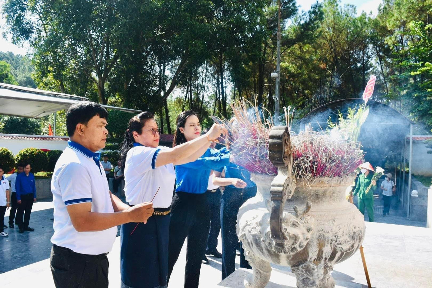 Đoàn đại biểu Đoàn Thanh niên Nhân dân Cách mạng Lào đã đến tham quan và dâng hương tại Khu di tích Ngã Ba Đồng Lộc. Đoàn đại biểu Đoàn Thanh niên Nhân dân Cách mạng Lào đã đến tham quan và dâng hương tại Khu di tích Ngã Ba Đồng Lộc.