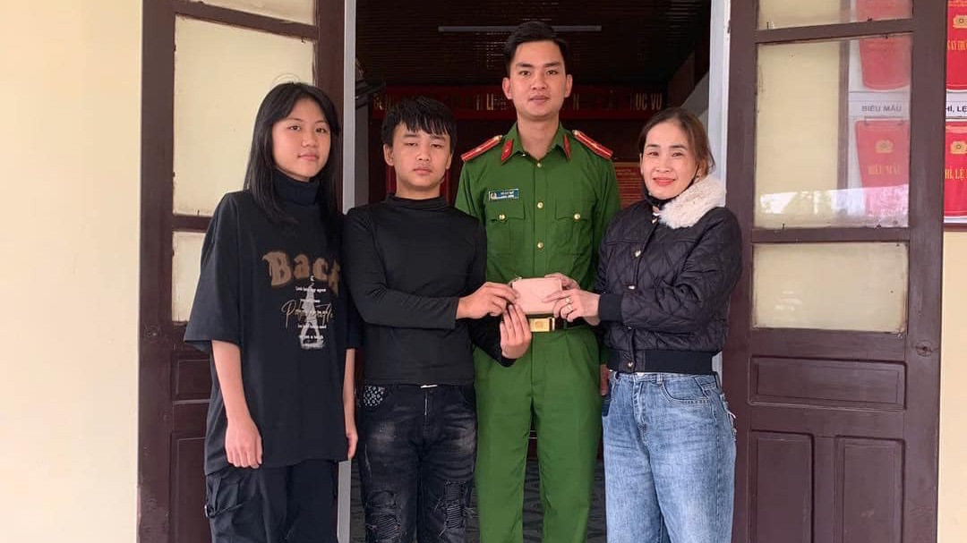 Hai em học sinh trả lại tài sản nhặt được cho chị Dung.