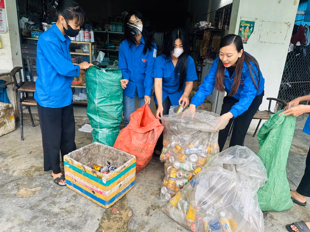 Thời gian qua, quỹ ve chai tình thương của tuổi trẻ huyện Thạch Hà cũng đã góp phần thực hiện nhiều hoạt động ý nghĩa, thiết thực.