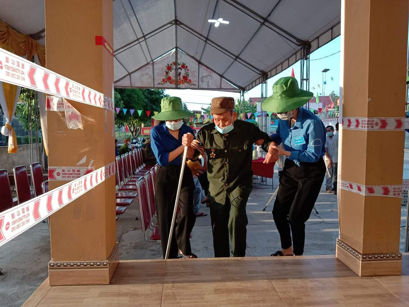 Để hỗ trợ điểm bầu cử bỏ phiếu, sáng nay tại huyện Cẩm Xuyên đã thành lập 157 đội hình tình nguyện với gần 700 lượt ĐVTN đã tham gia hỗ điểm bầu cử tại 23 xã, thị trấn