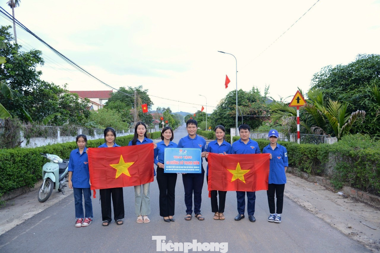 Chào mừng Quốc khánh, tuổi trẻ huyện Can Lộc đã xây dựng 40 đường cờ thanh niên từ 2.000 lá cờ vận động từ nguồn xã hội hoá, cùng với đó làm công trình biển báo giao thông bằng lốp xe.