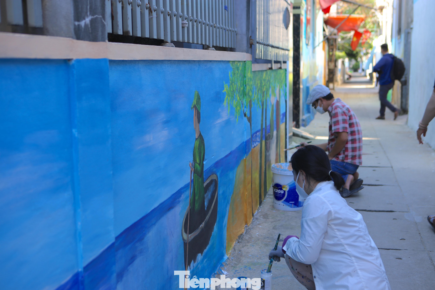 Để hoàn thiện toàn bộ đường làng trong thời gian sớm nhất, những ngày qua anh Thản cùng vợ tranh thủ trời nắng để vẽ tranh. Mỗi ngày hoàn thiện khoảng 2 bức tranh, có những vị trí tường khó vẽ, hay chủ đề cầu kỳ thì mất thời gian nhiều hơn.