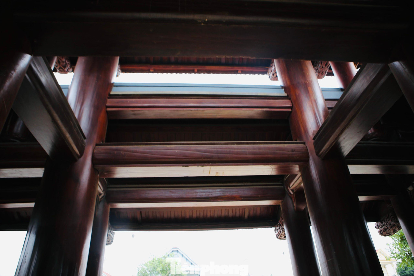 Cổng Tam quan được làm hoàn toàn từ gỗ lim và sến - hai trong bốn loại gỗ tứ thiết của Việt Nam, với nhiều họa tiết được chạm trổ tinh vi, cầu kỳ.