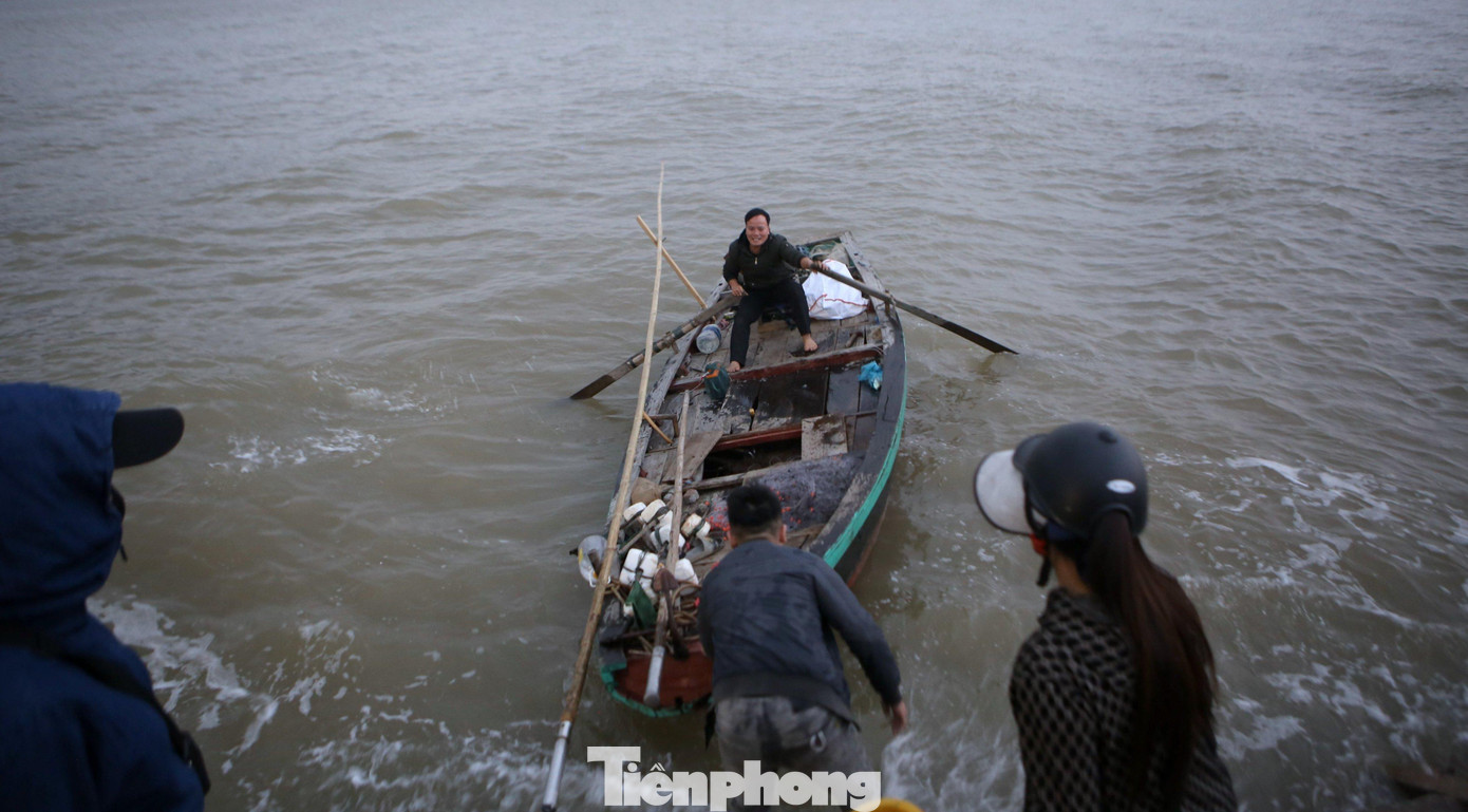 Theo thống kê từ Ban quản lý các cảng cá Hà Tĩnh, tính đến 15h chiều 19/10, tại cảng cá và khu neo đậu tránh trú bão ở cảng Cửa Sót có 235 tàu thuyền vào tránh trú, neo đậu an toàn. Trong đó có 190 tàu nội tỉnh, 45 tàu ngoại tỉnh.