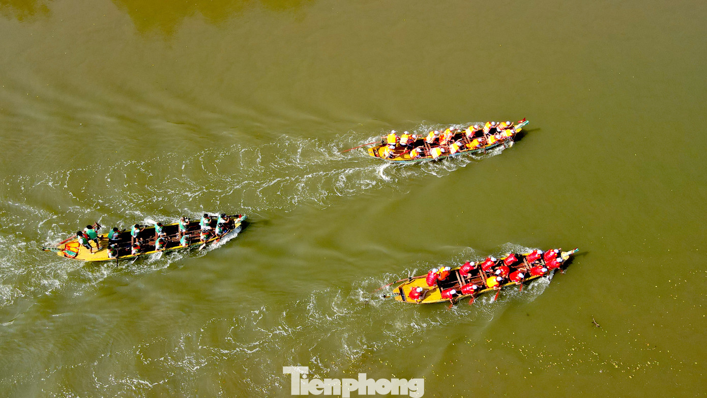 Theo quy định, trên đường đua, thuyền phải đi về phía bên phải, không được cản trở nhau.