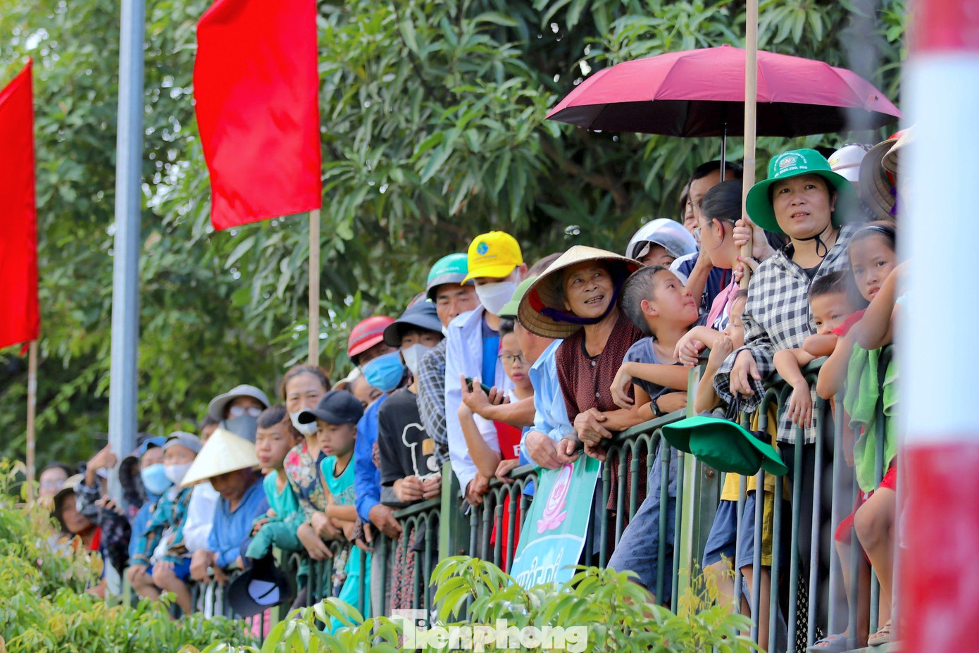 Hàng nghìn người dân ở thành phố Hà Tĩnh và một số huyện lân cận đã tập trung hai bên bờ sông Rào Cái để theo dõi cuộc đua.