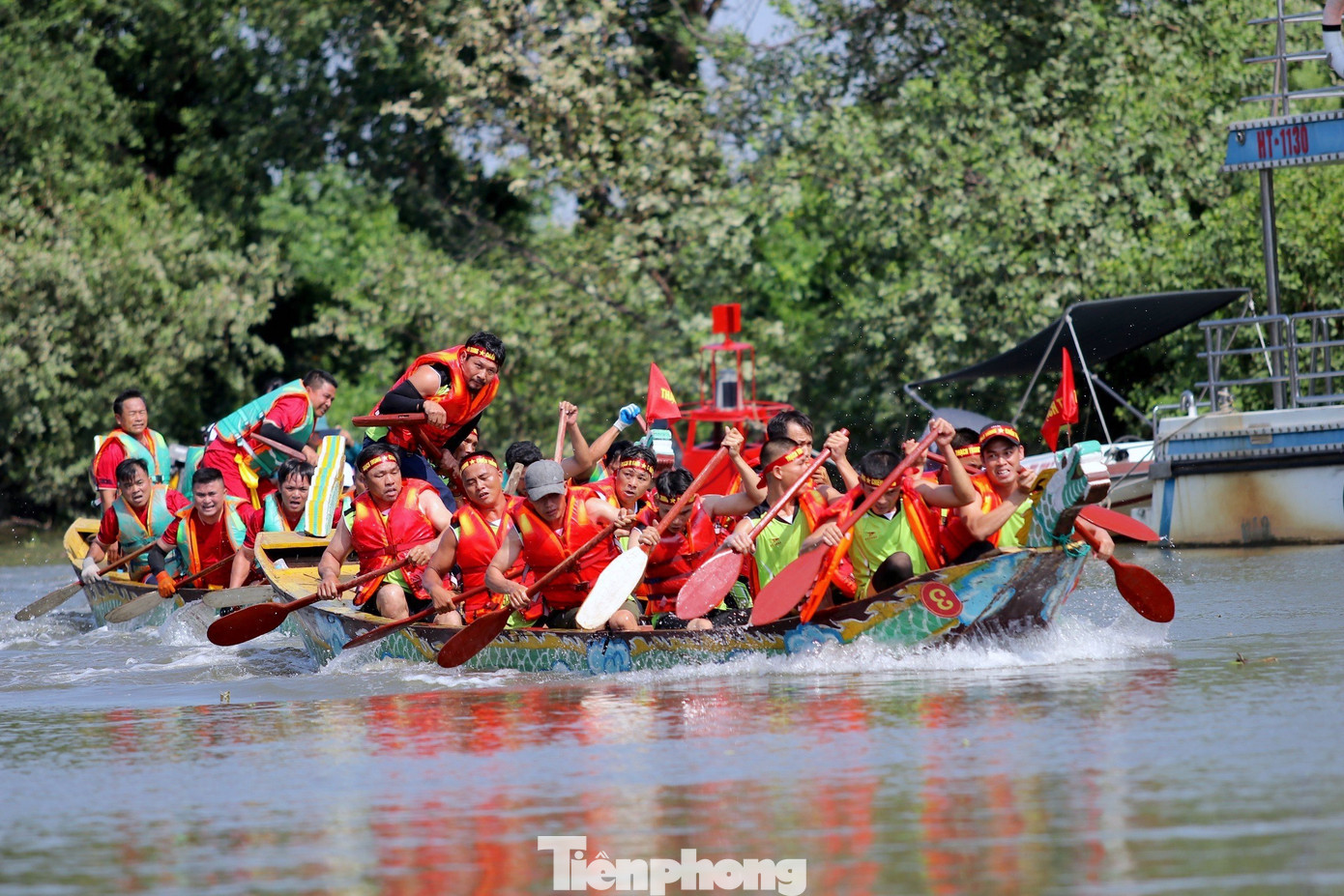 Trước khi khai hội, 15 đội đua bắt đầu chuẩn bị. Sau pháo hiệu khai hội, 12 vận động trên mỗi thuyền dùng sức chèo thuyền, vừa chèo vừa hò để bắt nhịp.