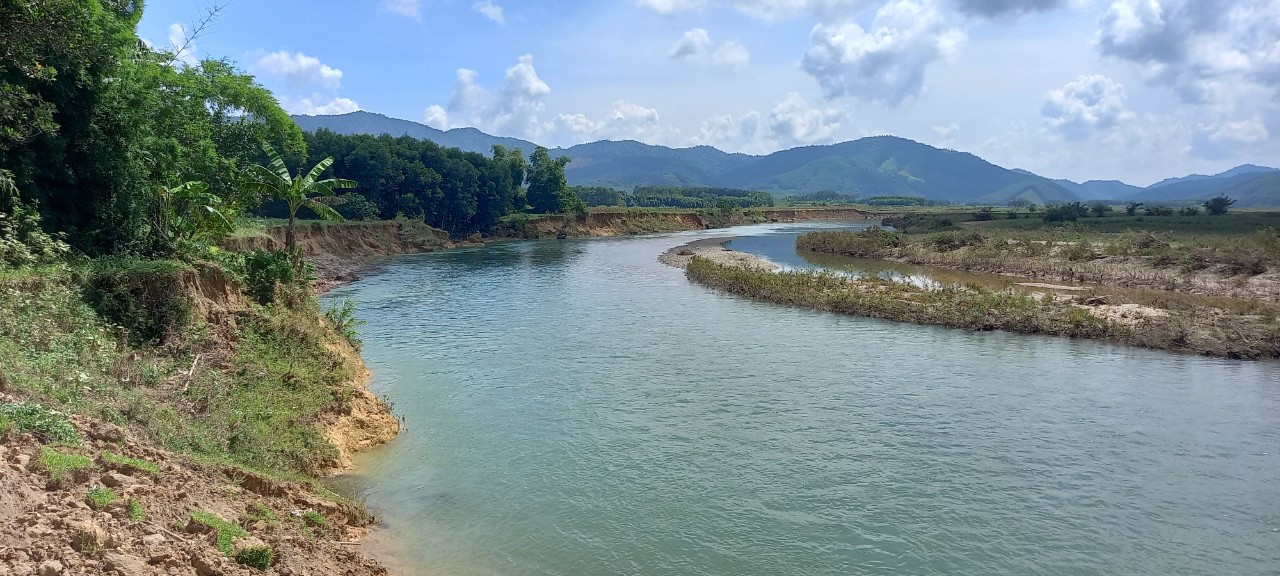 Bờ sông Ngàn Sâu bị xói lở, ăn sâu vào khu vực đất sản xuất của người dân xã Hương Liên.