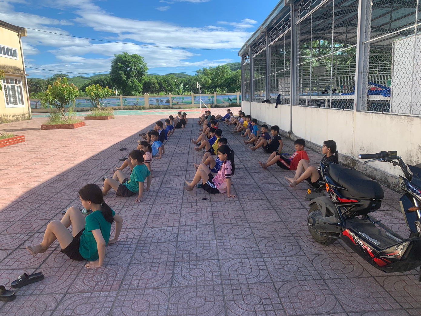 “Chi Đoàn đã triển khai lớp học bơi này năm nay là năm thứ 2. Mặc dù, trong quá trình tập luyện gặp nhiều khó khăn về điều kiện thời tiết, chỗ tập, thời gian tập luyện ngắn nhưng bằng sự quyết tâm, cố gắng, đến nay các em tham gia khóa học đã nắm được các kỹ năng cơ bản về kỹ thuật bơi ếch và kỹ năng xử lý tình huống dưới nước”, Phó Bí thư Chi Đoàn Công an huyện Vũ Quang nói. “Chi Đoàn đã triển khai lớp học bơi này năm nay là năm thứ 2. Mặc dù, trong quá trình tập luyện gặp nhiều khó khăn về điều kiện thời tiết, chỗ tập, thời gian tập luyện ngắn nhưng bằng sự quyết tâm, cố gắng, đến nay các em tham gia khóa học đã nắm được các kỹ năng cơ bản về kỹ thuật bơi ếch và kỹ năng xử lý tình huống dưới nước”, Phó Bí thư Chi Đoàn Công an huyện Vũ Quang nói.