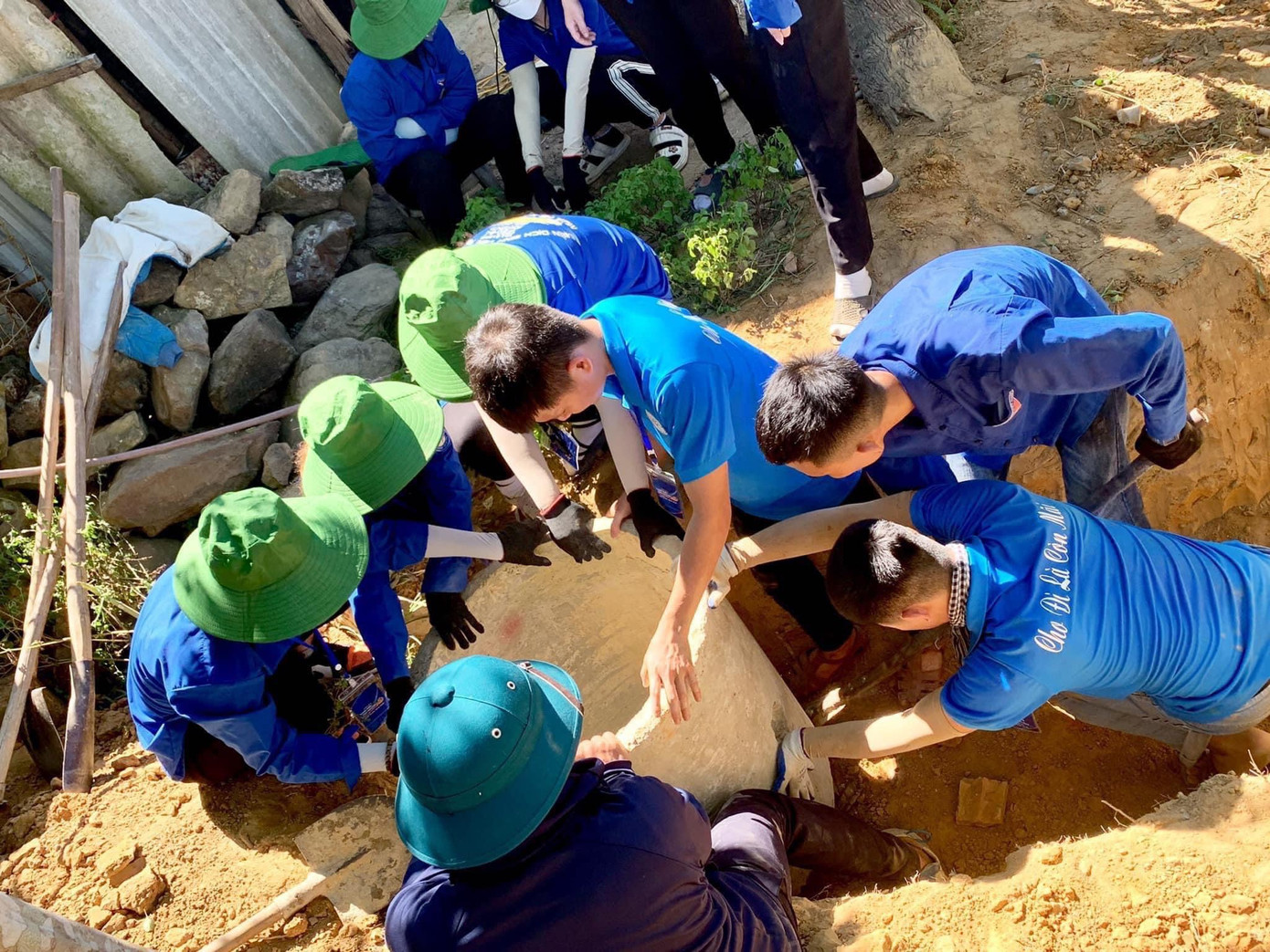 Hỗ trợ người dân xây dựng nông thôn mới.