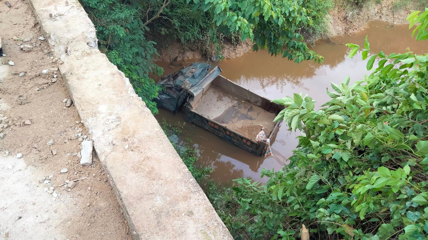 Chiếc xe tải rơi xuống cầu Hói Hiến. Chiếc xe tải rơi xuống cầu Hói Hiến.