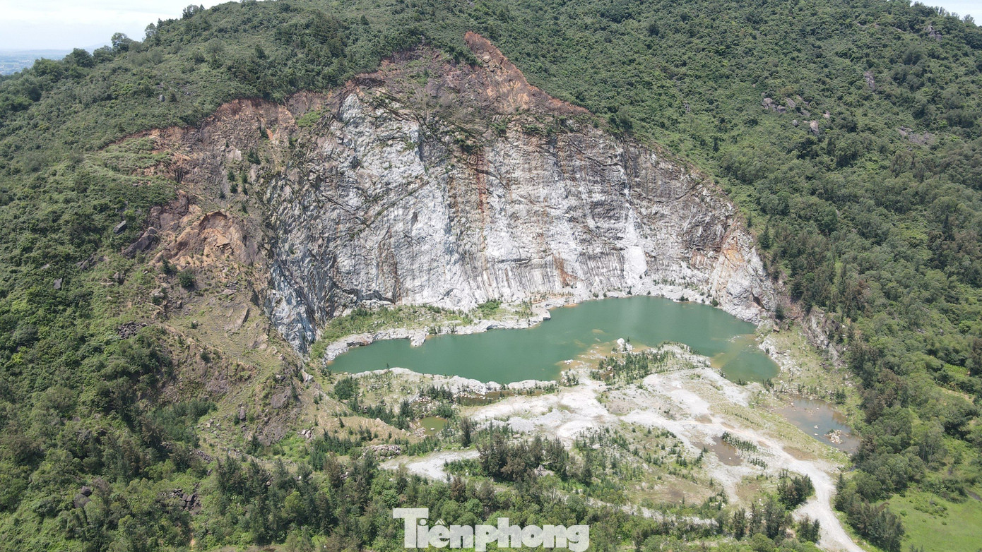 Mỏ đá tại chân núi Nam Giới (xã Thạch Hải, huyện Thạch Hà) sau khi khai thác để lại hố sâu lớn. Mỏ đá tại chân núi Nam Giới (xã Thạch Hải, huyện Thạch Hà) sau khi khai thác để lại hố sâu lớn.
