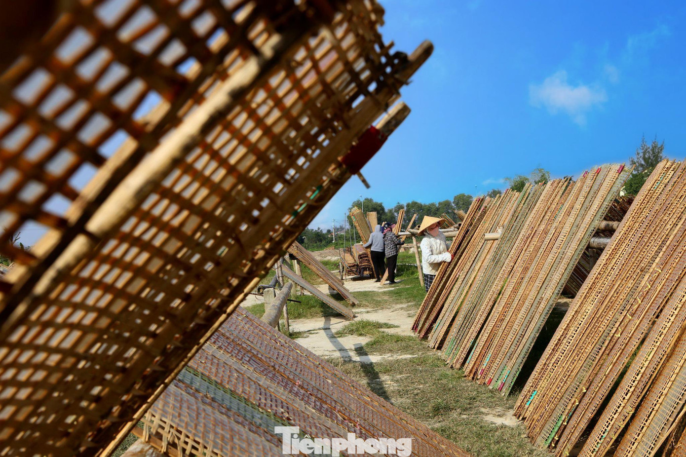 Thông thường mùa Hè sẽ phơi bánh khoảng 1-2 tiếng, còn mùa Đông phơi 3 tiếng. Việc phơi bánh cũng phải có kỹ thuật để tránh bánh bị mốc, ròn, nứt vỡ.