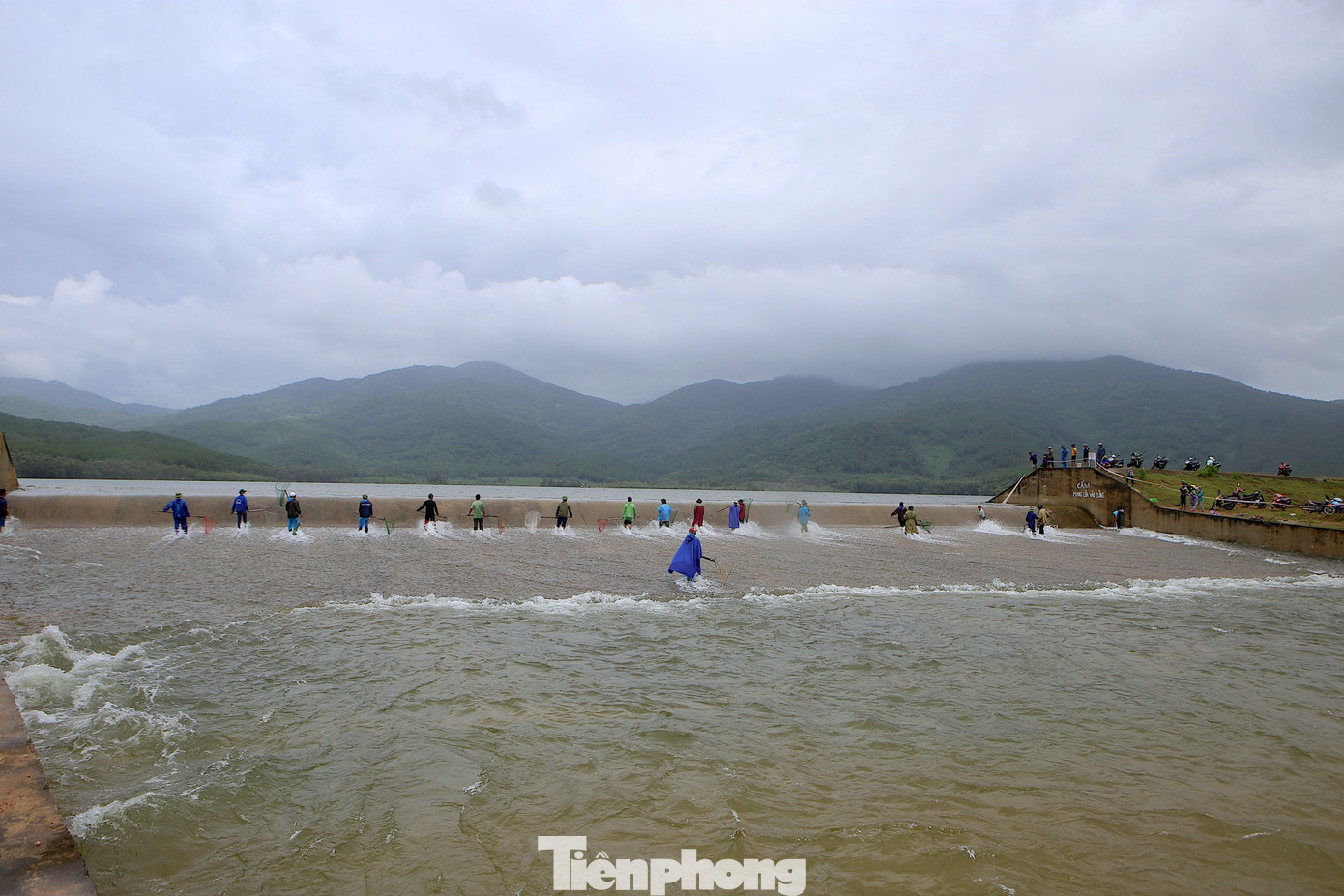 Ngày 29/9, có hàng chục người dân ở huyện Can Lộc tập trung về đập thủy lợi Cu Lây (xã Thuần Thiện) để bắt cá.