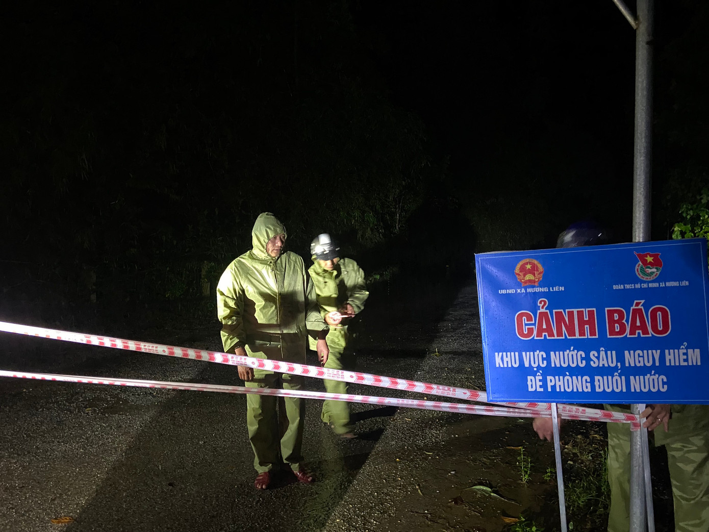 Ông Nguyễn Văn Hương, Phó Chủ tịch UBND xã Hương Liên (huyện Hương Khê, tỉnh Hà Tĩnh) cho biết, đây là tuyến độc đạo nối liền trung tâm xã Hương Liên đi vào bản Rào Tre. Khi cầu tràn bị ngập sâu đã gây chia cắt, cô lập bản Rào Tre và một phần địa bàn thôn 1 với trung tâm xã. Trong đêm, ngành chức năng đã cắm biển cảnh báo...