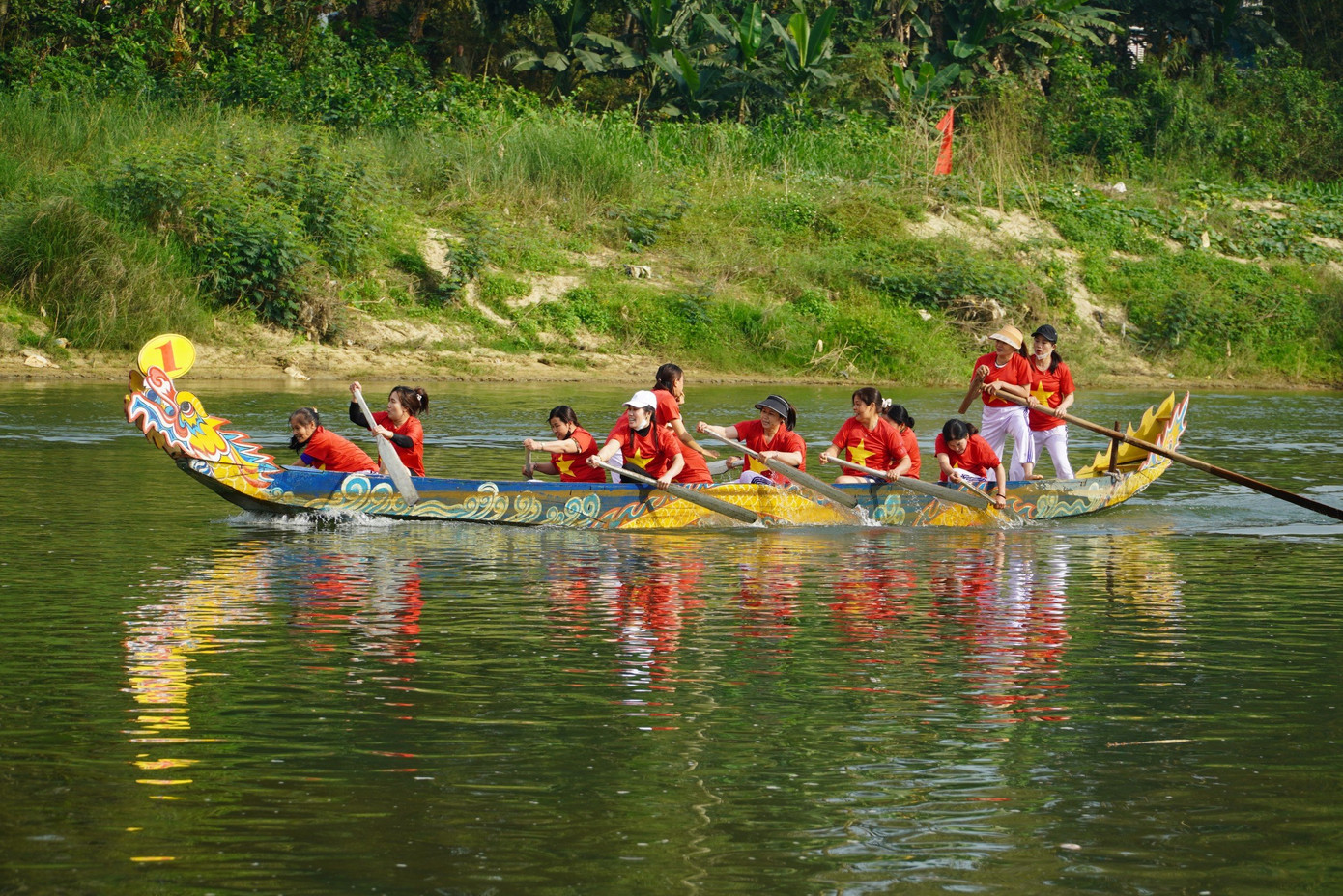 Cuộc thi đua thuyền rồng trên sông năm nay có 32 đội tham gia, trong đó 23 đội nam và 3 đội nữ, chia làm 16 cặp đấu.