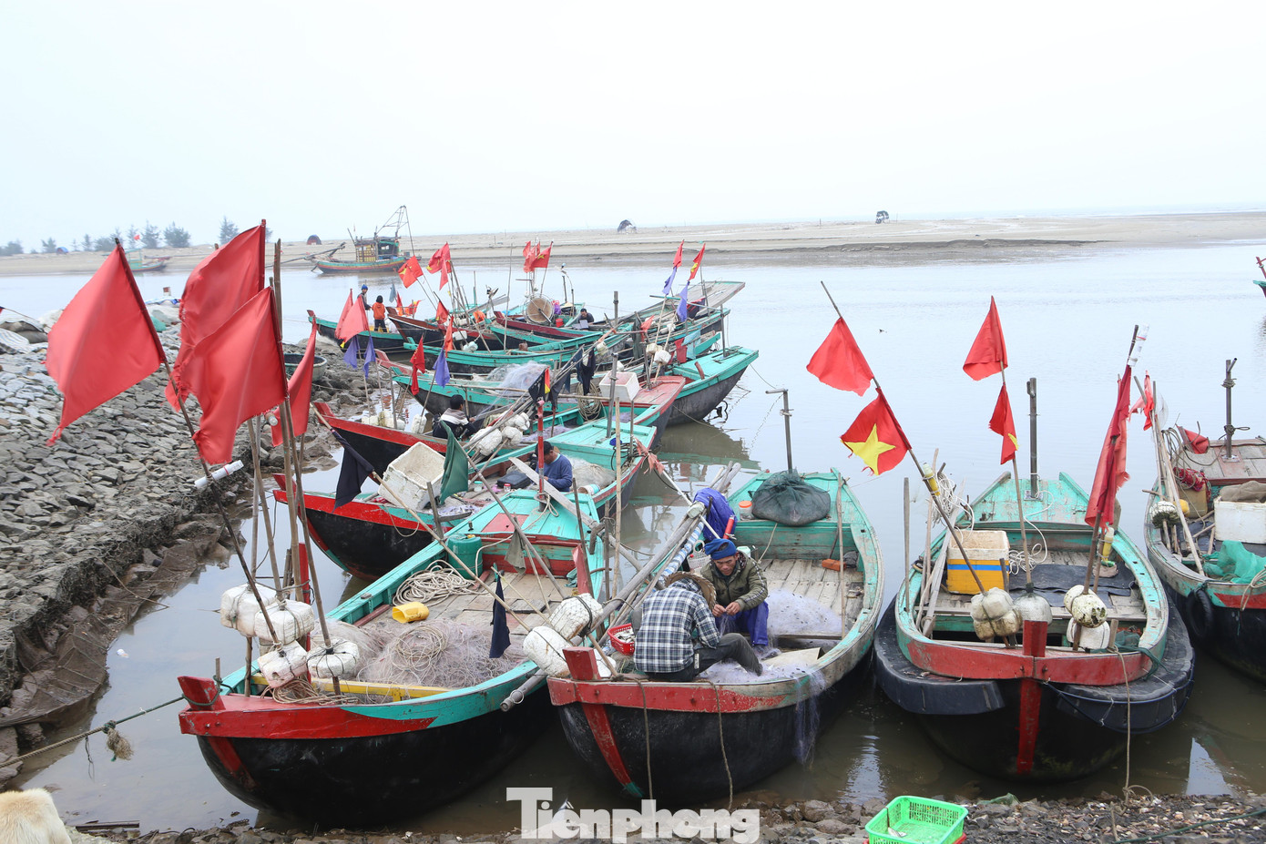 Bắt đầu từ mùng 6 Tết (ÂL), ngư dân xã Thịnh Lộc, huyện Lộc Hà (Hà Tĩnh) ra khơi đánh bắt hải sản gần bờ. Trong ảnh: Những chiếc thuyền có công suất nhỏ được ngư dân vùng bãi ngang sử dụng đánh bắt gần bờ.