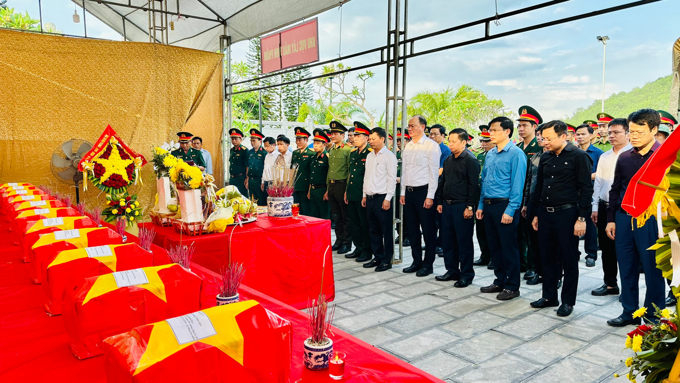 Trong không khí trang nghiêm, xúc động, các đại biểu thành kính dâng hoa, dâng hương bày tỏ lòng tiếc thương vô hạn, biết ơn công lao của các anh hùng liệt sĩ đã hy sinh vì nghĩa vụ quốc tế cao cả; vì hòa bình độc lập của hai dân tộc.