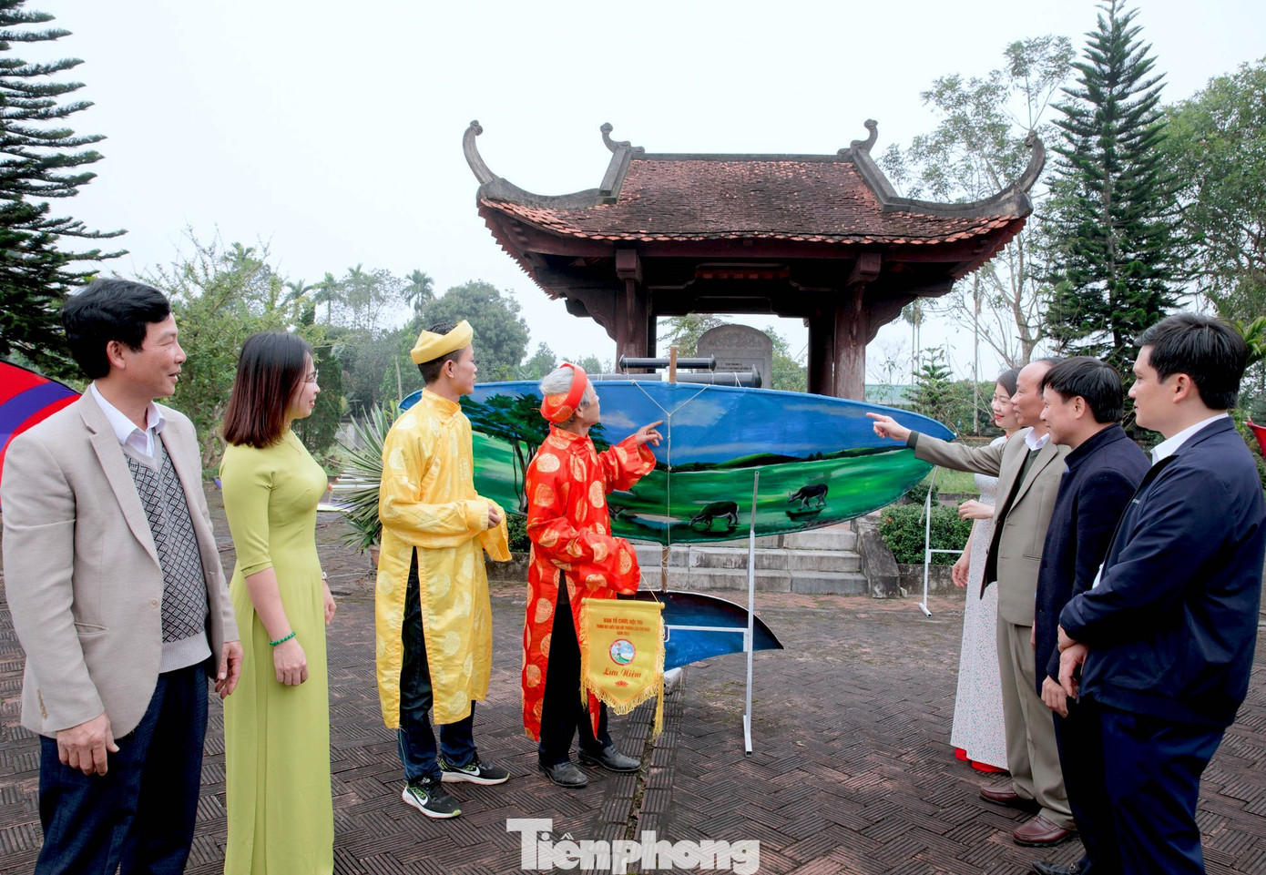 Những chiếc diều sau khi đưa đến cuộc thi trưng bày, mỗi địa phương sẽ cử đại diện thuyết trình về ý tưởng làm ra diều sáo. Những chiếc diều sau khi đưa đến cuộc thi trưng bày, mỗi địa phương sẽ cử đại diện thuyết trình về ý tưởng làm ra diều sáo.