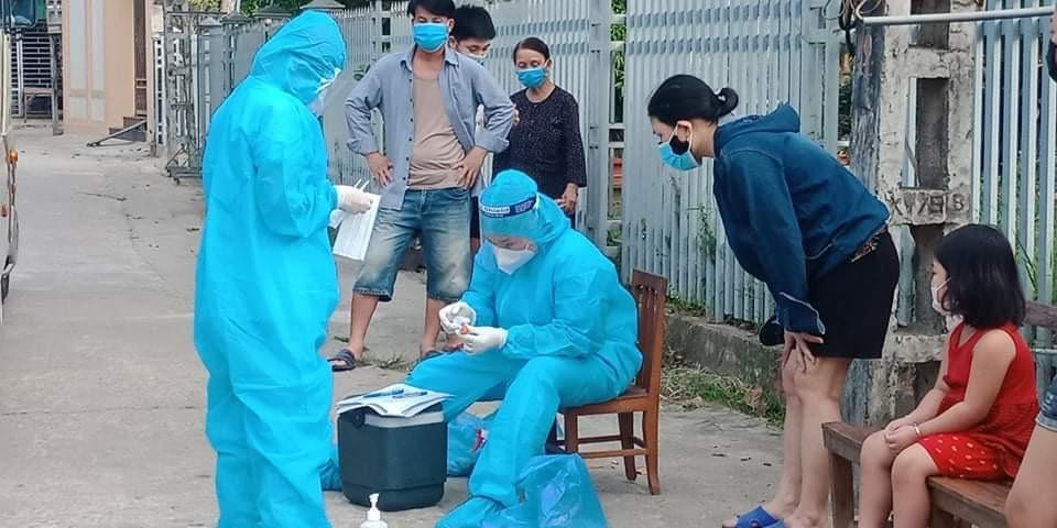 Ngành y tế đang tiến hành lấy mẫu xét nghiệm trong khu vực bị phong tỏa. Ngành y tế đang tiến hành lấy mẫu xét nghiệm trong khu vực bị phong tỏa.