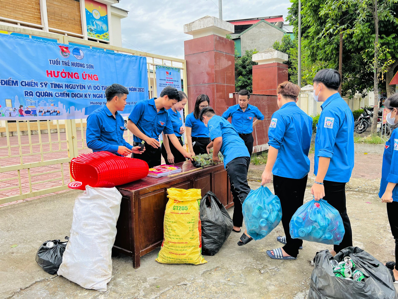 Trong ảnh đoàn thanh niên thị trấn Phố Châu (huyện Hương Sơn) phối hợp Đoàn cơ sở Công ty TNHH MTV Lâm nghiệp và dịch vụ Hương Sơn tổ chức đổi rác tái chế, lấy cây xanh, làn đi chợ; tuyên truyền phân loại rác thải, chung tay hạn chế rác thải nhựa vì một Việt Nam xanh.