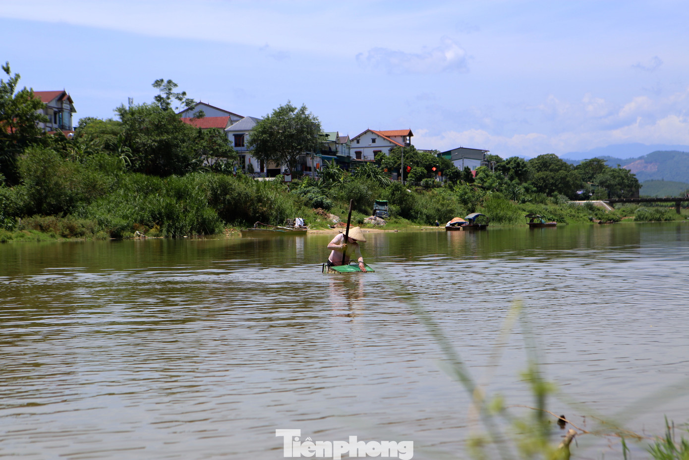 Cào hến là nghề phụ có truyền thống từ lâu đời của người dân hai bên bờ sông Ngàn Phố. Với những dụng cụ đơn giản và cách cào đơn giản nên bất kỳ ai cũng có thể làm nghề này.