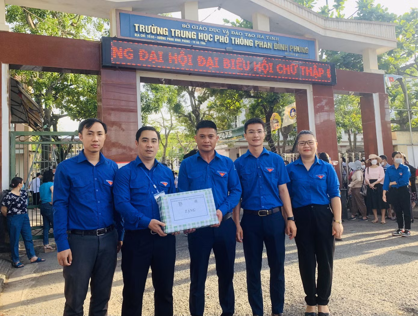 Bí thư Tỉnh Đoàn Hà Tĩnh - anh Lê Thành Đông đến điểm thi trường THPT Phan Đình Phùng để tặng quà động viên các tình nguyện viên tại đây.