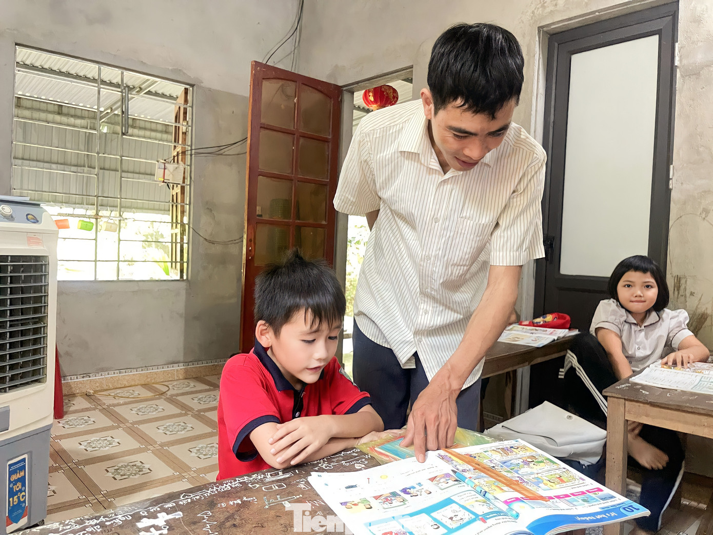 Thầy Dương miệt mài dạy học cho trẻ em vùng quê. Thầy Dương miệt mài dạy học cho trẻ em vùng quê.