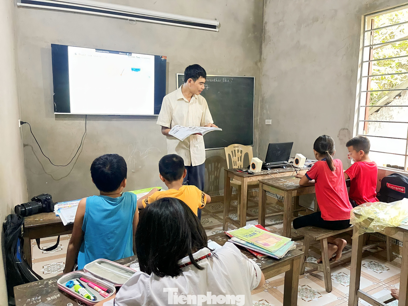 Nhiều học sinh trong lớp hoàn cảnh khó khăn được anh Dương miễn giảm học phí. Nhiều học sinh trong lớp hoàn cảnh khó khăn được anh Dương miễn giảm học phí.