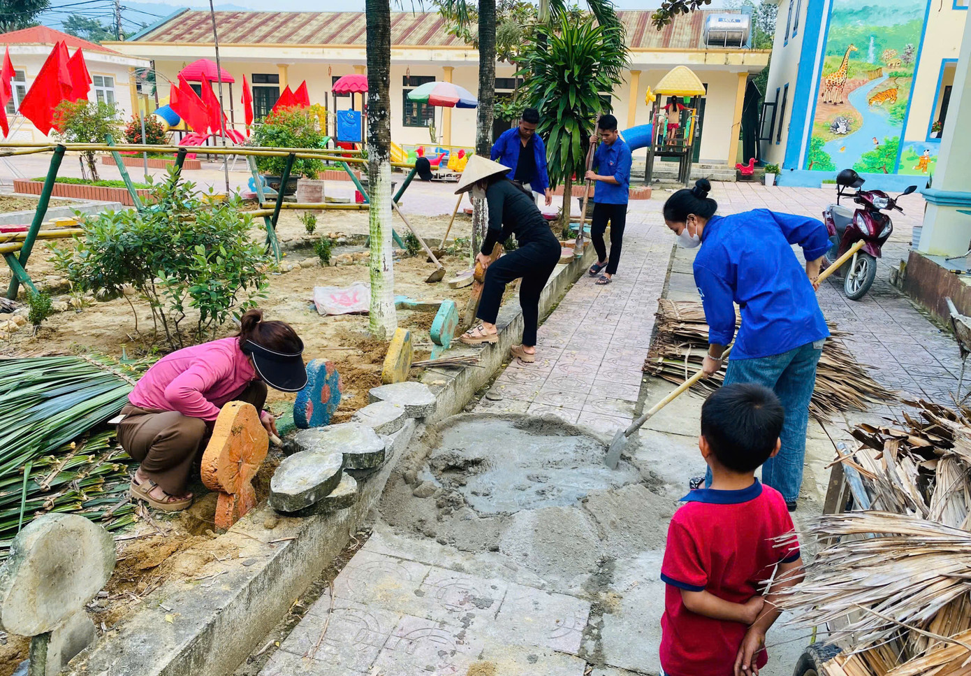 Các bạn trẻ thực hiện sôi nổi các hoạt động tình nguyện.