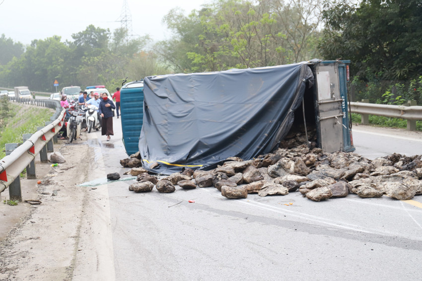 Chiếc xe tải lật nghiêng, nằm giữa đường sau va chạm. Chiếc xe tải lật nghiêng, nằm giữa đường sau va chạm.